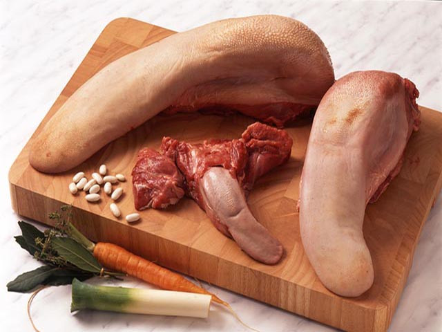 Lưỡi bò: Những người đầu bếp Pháp phải nghĩ ra rất nhiều cách chế biến nhằm ngụy trang bản chất thật sự của lưỡi bò. Nếu vượt qua được tâm lý phải nhai những cái lưỡi bò trong miệng, chắc chắn đây sẽ là món ngon thật sự tuyệt vời.