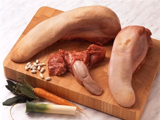 Lưỡi bò: Những người đầu bếp Pháp phải nghĩ ra rất nhiều cách chế biến nhằm ngụy trang bản chất thật sự của lưỡi bò. Nếu vượt qua được tâm lý phải nhai những cái lưỡi bò trong miệng, chắc chắn đây sẽ là món ngon thật sự tuyệt vời.