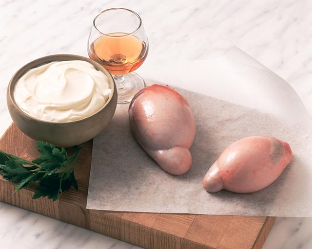 Tinh hoàn cừu: Túi tinh hoàn cừu sau khi được bóc và làm sạch sẽ ngâm trong nước lạnh khoảng 3 tiếng. Người ta sẽ ướp chúng với chanh, rau mùi tây, rượu vang trắng để át bớt mùi. Nếu được tẩm ướp cẩn thận, món ăn này thật sự rất ngon và đắt tiền.