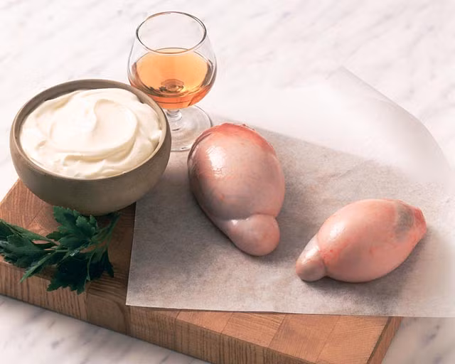 Tinh hoàn cừu: Túi tinh hoàn cừu sau khi được bóc và làm sạch sẽ ngâm trong nước lạnh khoảng 3 tiếng. Người ta sẽ ướp chúng với chanh, rau mùi tây, rượu vang trắng để át bớt mùi. Nếu được tẩm ướp cẩn thận, món ăn này thật sự rất ngon và đắt tiền.