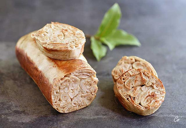 Xúc xích ruột heo: Thay vì là xúc xích bình thường thì bên trong loại xúc xích này là ruột heo non. Món ăn từ nội tạng này có mùi đặc trưng nên thường phải ăn kèm với hành tây thì mới ngon.