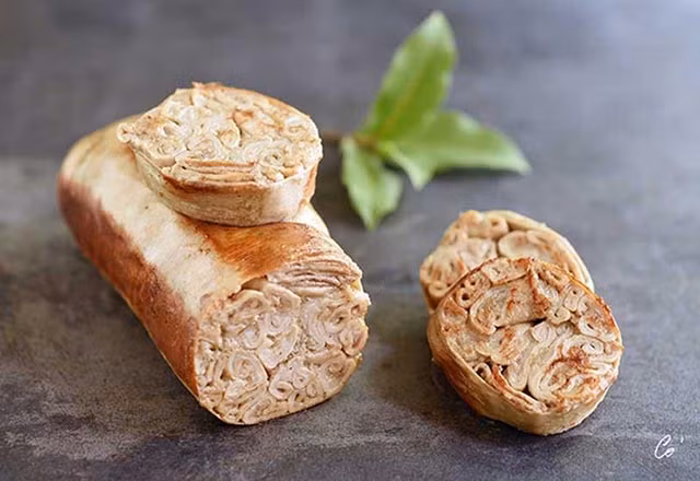 Xúc xích ruột heo: Thay vì là xúc xích bình thường thì bên trong loại xúc xích này là ruột heo non. Món ăn từ nội tạng này có mùi đặc trưng nên thường phải ăn kèm với hành tây thì mới ngon.