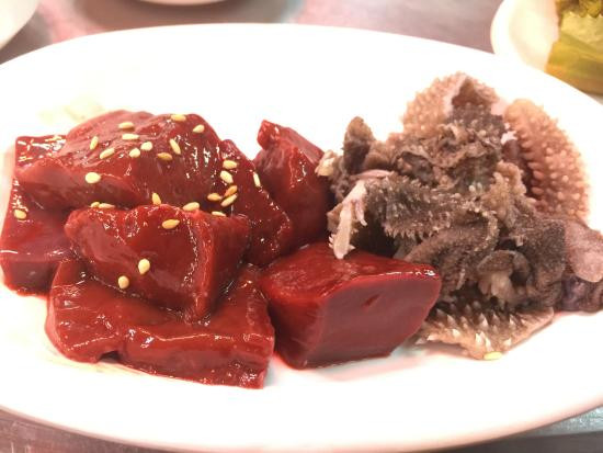 Những người đã ăn nhận xét nó có vị rất giống với gan lợn được nấu chín, một món ăn đường phố phổ biến ở Hàn Quốc. Nhưng món gan bò sống này thì nhiều nước hơn, cắn một miếng có cảm giác như nó sẽ vỡ tan ngay trong miệng mình, còn món gan nấu kia thì khô hơn, ăn vài miếng là sẽ phải uống nước.