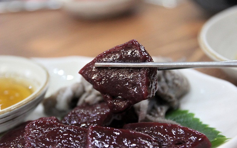 Những người lần đầu tiên ăn món Hàn này đều không tránh được tâm lý lo lắng và sợ sệt, tuy nhiên sau khi ăn thì hầu hết thực khách đều thấy không có mùi vị gì quá khó chịu.