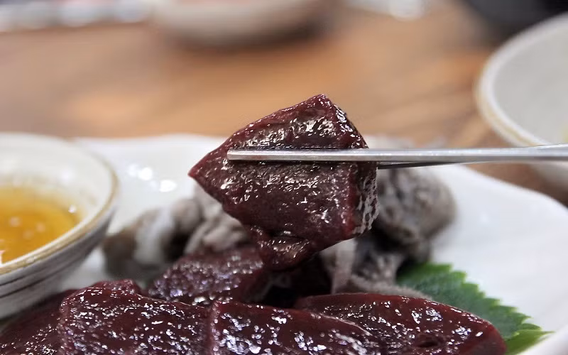 Những người lần đầu tiên ăn món Hàn này đều không tránh được tâm lý lo lắng và sợ sệt, tuy nhiên sau khi ăn thì hầu hết thực khách đều thấy không có mùi vị gì quá khó chịu.