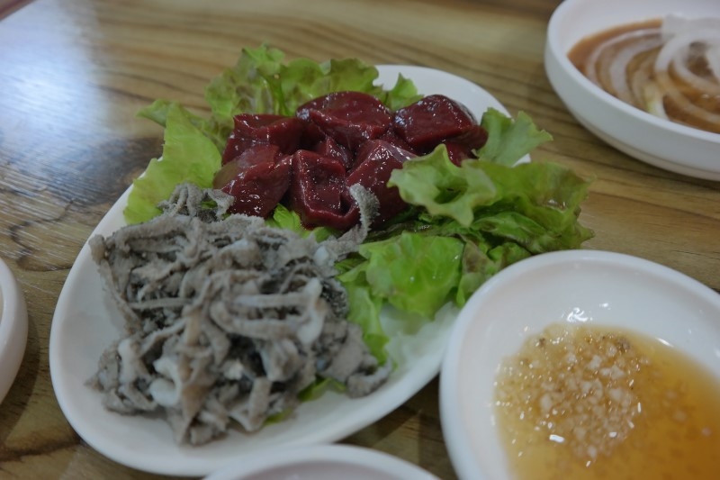 Khi mới nhìn, nhiều người Hàn còn so sánh nó như miếng giẻ trắng trắng, xám xám chẳng có gì sạch sẽ, nhưng cảm giác khi ăn vào lại rất tươi và sạch.