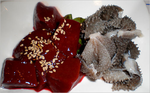 Món gan bò sống thường được ăn kèm với lá sách bò. Những miếng lá sách với bề ngoài không mấy đẹp đẽ nhưng lại có mùi vị rất tuyệt vời.