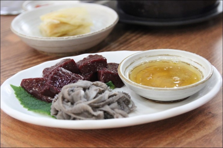 Tuy nhiên, điều mà người ta thích nhất ở món này có lẽ là chất thịt dai dai của nó, thậm chí có người ví nó như vi cá thượng hạng của món sashimi. Ăn lá sách cùng với một chút sốt mè sẽ làm giảm đi nhiều vị máu trong gan bò sống.