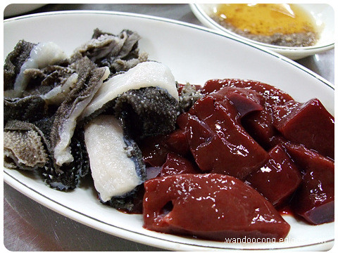 Khi ăn miếng đầu tiên, người ta thường có cảm giác ghê miệng và nhai qua rồi nuốt. Khi nhai miếng thứ 2, họ bắt đầu nhai kỹ hơn và cảm nhận mùi vị rõ ràng của gan bò sống. Đến miếng thứ 3 thì hoàn toàn có thể cảm nhận rõ ràng mùi vị đặc trưng của gan bò.