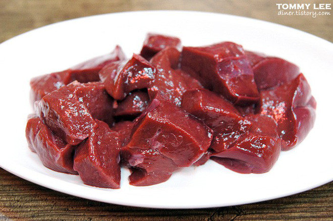 Sau khi nuốt xuống, vị máu vẫn sẽ còn trong miệng, thậm chí nếu uống một ngụm nước, mùi máu sẽ xộc lên mạnh hơn chứ không hề trôi nhanh. Trải nghiệm này có thể khiến những ai không quen ăn sợ hãi.