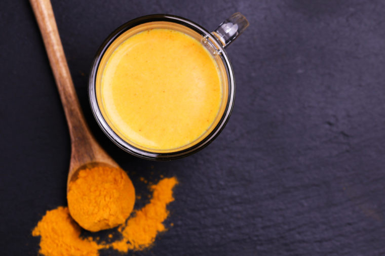 Nghệ: Curcumin, hợp chất hoạt tính trong nghệ, có đặc tính kháng viêm, kháng khuẩn và kháng virus. Nó giúp làm giảm viêm xoang mũi và giảm triệu chứng nghẹt mũi. Nghệ cũng hoạt động như một chất giúp cơ thể thoát khỏi các chất nhầy dư thừa.