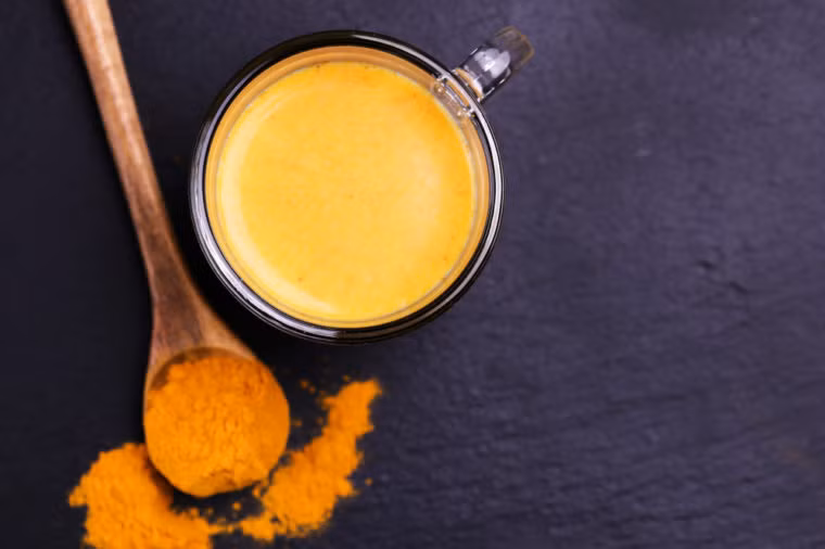 Nghệ: Curcumin, hợp chất hoạt tính trong nghệ, có đặc tính kháng viêm, kháng khuẩn và kháng virus. Nó giúp làm giảm viêm xoang mũi và giảm triệu chứng nghẹt mũi. Nghệ cũng hoạt động như một chất giúp cơ thể thoát khỏi các chất nhầy dư thừa.