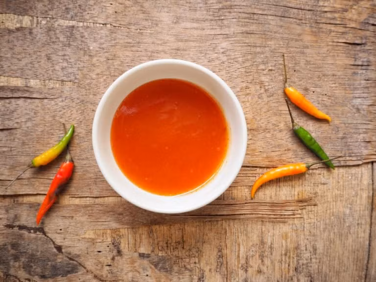 Nước sốt cay: Các nhà nghiên cứu phát hiện ra rằng thuốc xịt mũi có chứa capsaicin, hợp chất hoạt tính trong ớt và các loại thực phẩm cay khác, cải thiện triệu chứng viêm mũi dị ứng (còn gọi là hắt hơi, tắc nghẽn). Thêm vào đó, ớt cay còn là một nguồn vitamin C tốt. 