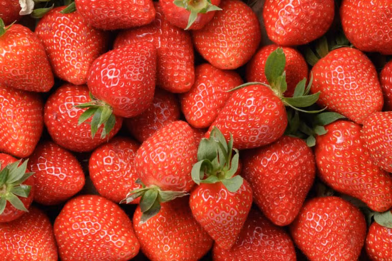 Dâu tây: Loại quả mọng này rất giàu chống oxy hóa và vitamin C. Theo nghiên cứu, việc bổ sung 8 gram vitamin C mỗi ngày có thể giúp rút ngắn thời gian cảm lạnh xuống 19%. Do vậy, hãy thêm một cốc dâu tây vào cốc sinh tố của bạn sẽ làm dịu cơn đau họng.