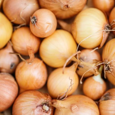 Hành chứa quercetin, một chất chống oxy hóa với các đặc tính kháng virus và kháng viêm.