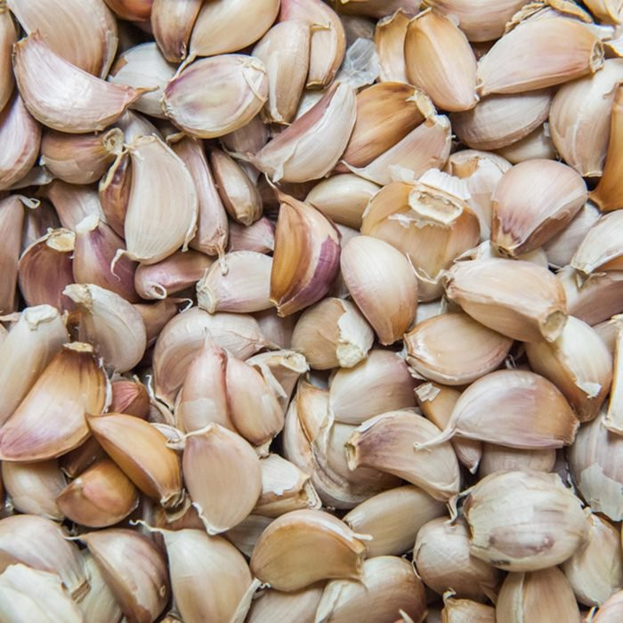 Tỏi chứa một hợp chất được gọi là allicin, có tính chất chống oxy hóa giúp chống lại cảm lạnh thông thường. Cắt hoặc nghiền tỏi để kích hoạt hợp chất này vài phút trước khi ăn nó.