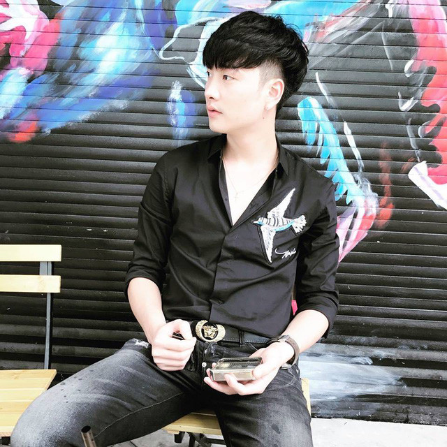 Chiếc sơ mi đen của "Thái tử thiên thai" Quỳnh búp bê cũng có cánh chim ở ngực. Ảnh: Internet.