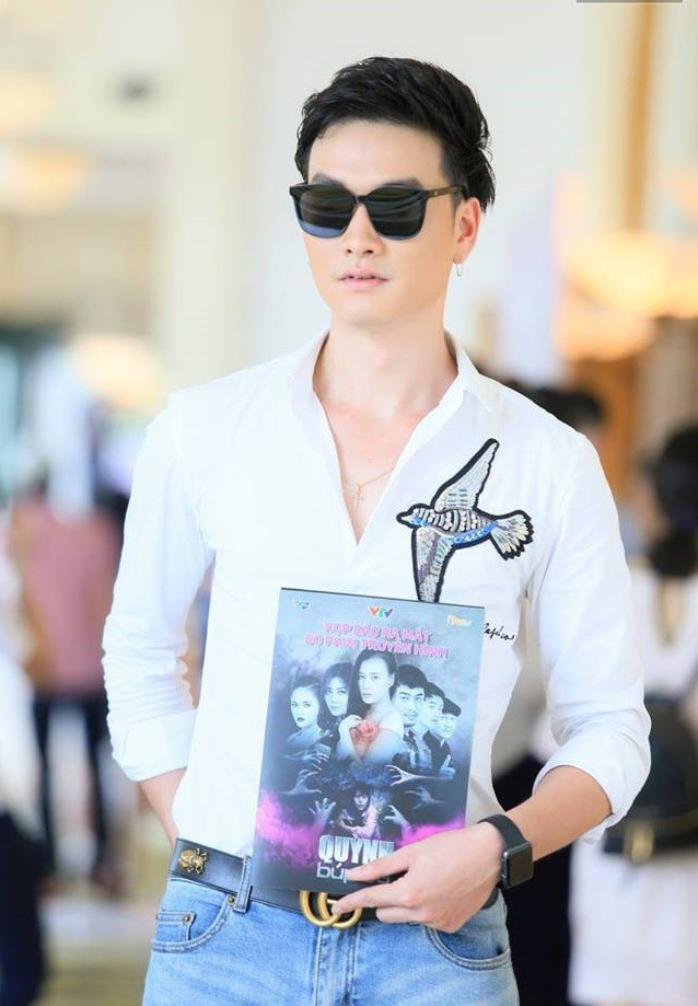 Có thể thấy, anh sở hữu khá nhiều áo sơ mi trắng. Chiếc áo này có điểm nhấn là cánh chim ở ngực.