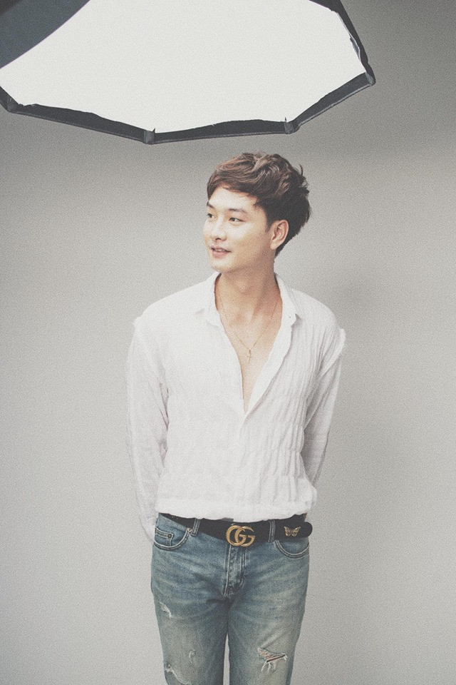 "Thái tử Thiên Thai" của phim Quỳnh Búp Bê khá bảnh bao trong bộ cánh sơ mi trắng và quần bò.