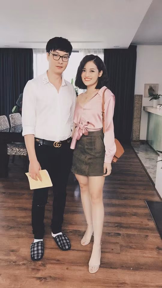 Khi lên phim, Trọng Lân trông bảnh bao với sơ mi trắng.