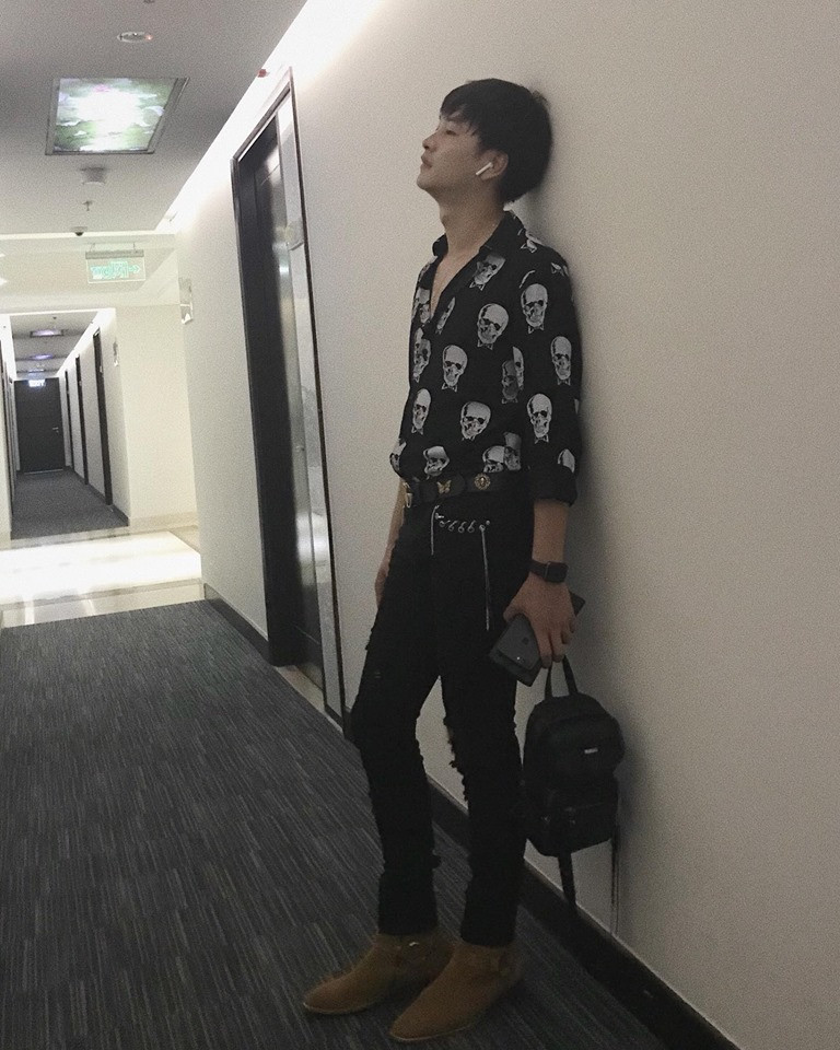 Chàng lãng tử gây ấn tượng với set đồ thời trang áo sơ mi đen cách điệu và quần jeans.