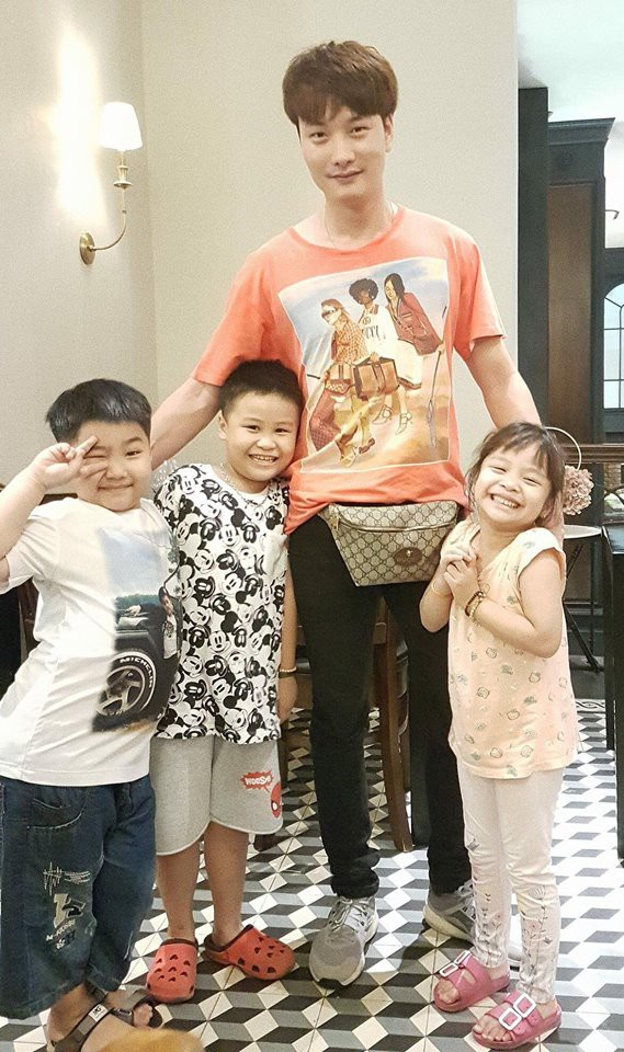 Anh chàng cũng thường diện áo phông giản dị.