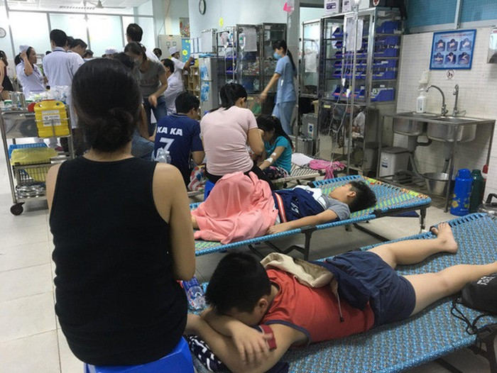 Trước đó, khoảng 11h cùng ngày, bệnh viện tiếp nhận khoảng 30 bé (độ tuổi từ 7 đến 12) nhập viện trong tình trạng đau bụng, ói, tiêu chảy.