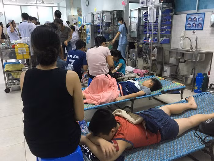 Trước đó, khoảng 11h cùng ngày, bệnh viện tiếp nhận khoảng 30 bé (độ tuổi từ 7 đến 12) nhập viện trong tình trạng đau bụng, ói, tiêu chảy.