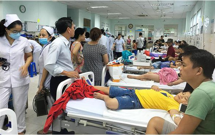 Tối 28/10, Bệnh viện quận Tân Phú (TP.HCM), cho biết có ít nhất 40 người nhập viện cấp cứu vì ngộ độc thực phẩm do ăn bánh mì chà bông tại một nhà thờ ở P.Tân Quý, Q.Tân Phú. Trong số 40 người nhập viện cấp cứu có 38 trẻ em, 2 người lớn.