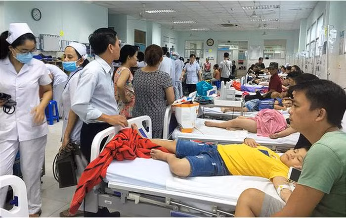 Tối 28/10, Bệnh viện quận Tân Phú (TP.HCM), cho biết có ít nhất 40 người nhập viện cấp cứu vì ngộ độc thực phẩm do ăn bánh mì chà bông tại một nhà thờ ở P.Tân Quý, Q.Tân Phú. Trong số 40 người nhập viện cấp cứu có 38 trẻ em, 2 người lớn.