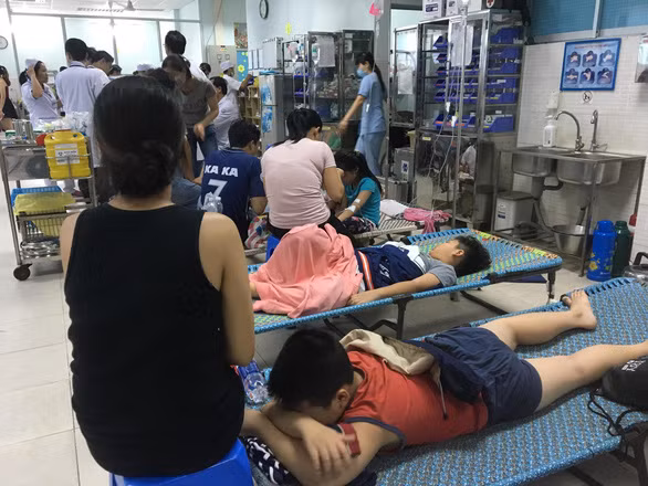 Trước đó, khoảng 11h cùng ngày, bệnh viện tiếp nhận khoảng 30 bé (độ tuổi từ 7 đến 12) nhập viện trong tình trạng đau bụng, ói, tiêu chảy.