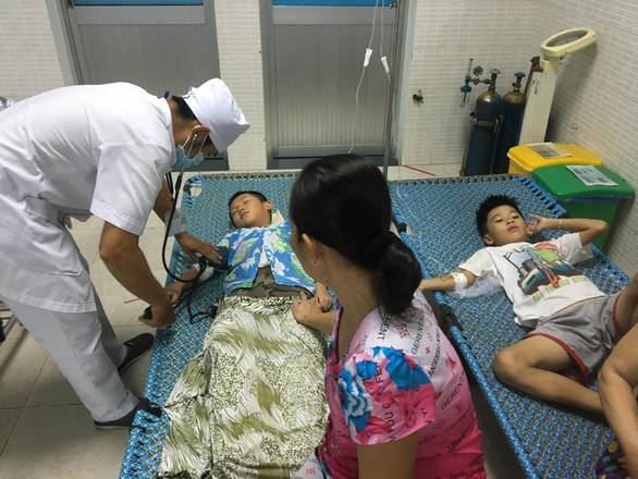 Sau khi sơ cứu ban đầu, bệnh viện đã chuyển 8 bé qua các bệnh viện tiếp tục điều trị gồm Nhi Đồng 1 năm bé, Nhi Đồng 2 một bé và Nhi Đồng TP hai bé.