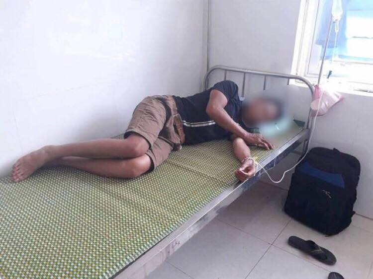 Qua thăm khám, bệnh viện đã kê đơn thuốc và cho 45 người ra viện, hiện còn 146 bệnh nhân tiếp tục được điều trị tại bệnh viện, trong số này có 21 ca là trẻ em từ 1 đến 5 tuổi. Những người nhập viện cho biết, trong cỗ cưới có các món ăn chủ yếu là thịt bò và thịt lợn được chế biến làm món luộc và nướng; rượu trắng; cơm nếp. Ảnh: Người đưa tin. Video "Các biện pháp xử trí khi bị ngộ độc thực phẩm tại nhà". Nguồn: VTC.