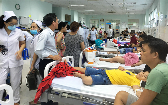 Chia sẻ trên báo Tuổi Trẻ, bác sĩ Lương Văn Sinh, phó giám đốc Bệnh viện quận Tân Phú xác nhận có ít nhất 40 người bị ngộ độc thực phẩm nhập viện cấp cứu do ăn bánh mì chà bông. Trong số 40 người nhập viện cấp cứu có 38 trẻ em, 2 người lớn.