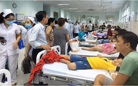 Chia sẻ trên báo Tuổi Trẻ, bác sĩ Lương Văn Sinh, phó giám đốc Bệnh viện quận Tân Phú xác nhận có ít nhất 40 người bị ngộ độc thực phẩm nhập viện cấp cứu do ăn bánh mì chà bông. Trong số 40 người nhập viện cấp cứu có 38 trẻ em, 2 người lớn.