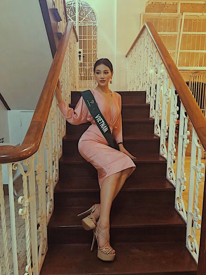 Chiếc váy hồng xẻ ngực sâu ôm sát giúp tôn lên ba vòng nóng bỏng.