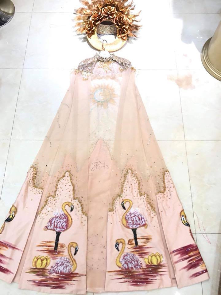 Bộ quốc phục trên khắc họa thêm hình ảnh muông thú, rừng cây, sông núi xung quanh, những chủng loài đang đứng trên bờ vực tuyệt chủng như tê giác, linh dương, chim hồng hạc,.. như một lời nhắc nhở cho mọi người về ý thức bảo vệ yêu môi trường.