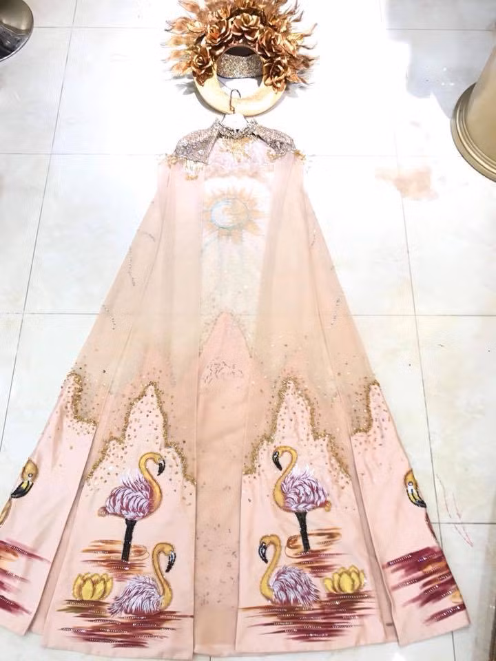 Bộ quốc phục trên khắc họa thêm hình ảnh muông thú, rừng cây, sông núi xung quanh, những chủng loài đang đứng trên bờ vực tuyệt chủng như tê giác, linh dương, chim hồng hạc,.. như một lời nhắc nhở cho mọi người về ý thức bảo vệ yêu môi trường.