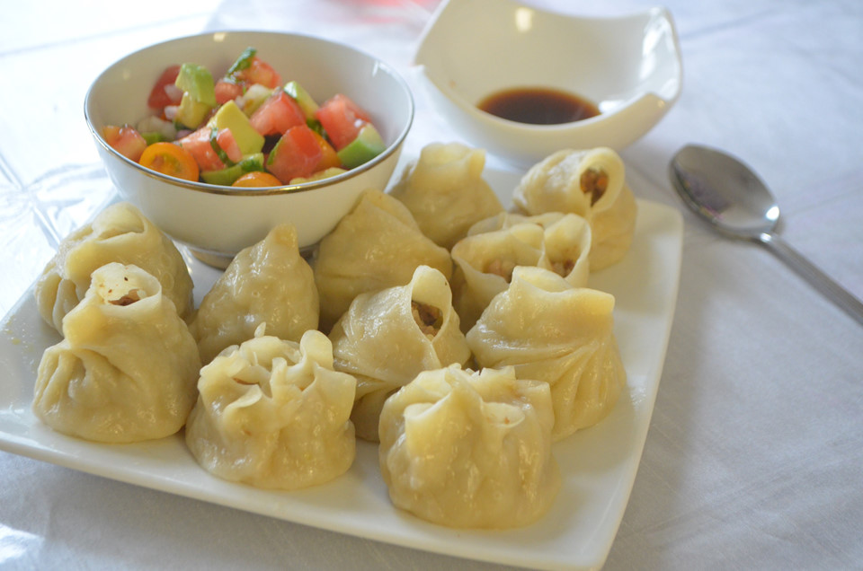 Bánh buuz, Mông Cổ: Tết cổ truyền ở Mông Cổ có tên gọi là Tsagaan Sar (Tết Tháng Trắng). Vào dịp này, ngoài những món ăn làm từ thịt cừu, thịt ngựa, bất cứ gia đình nào cũng sẽ làm món bánh năm mới có tên buuz. Hình dáng bên ngoài bánh khá giống bánh bao, nhưng có vỏ làm bằng bột mì và nhân thịt cừu băm nhuyễn trộn hành tây. Ảnh: Altaaskitchen.