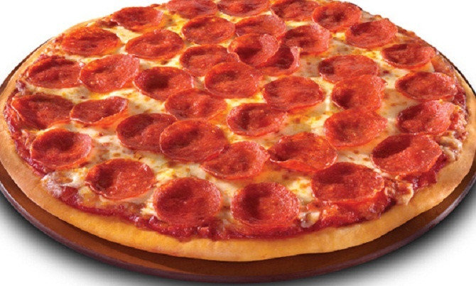 Pizza pepperonis có nguồn gốc từ nước Ý nhưng lại là món ăn quen thuộc trong các dịp lễ hội nói chung và đặc biệt là năm mới ở Mỹ.
