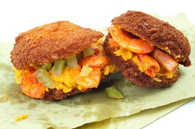 Acaraje là món ăn đặc biệt của người Brazil. Từ lâu, món ăn này đã trở nên không thể thiếu trong những dịp năm mới. Với nguyên liệu nhân là tôm, dầu giấm, tỏi, gừng, nước sốt đặc biệt, được bọc trong chiếc vỏ hình cầu có thành phần từ đậu đen nghiền nhỏ, sau đó người ta đem chiên trong dầu quả cọ.