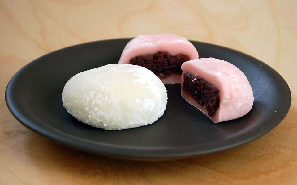 Bánh mochi, Nhật Bản: Dịp năm mới, mỗi gia đình người Nhật đều ăn bánh mochi, với ước nguyện một cuộc sống nhiều may mắn, đủ đầy, dồi dào sức khỏe và trường thọ. Bánh có nhiều loại nhân và hương vị khác nhau như trà xanh, đậu đỏ, ... Ảnh: Wordpress.