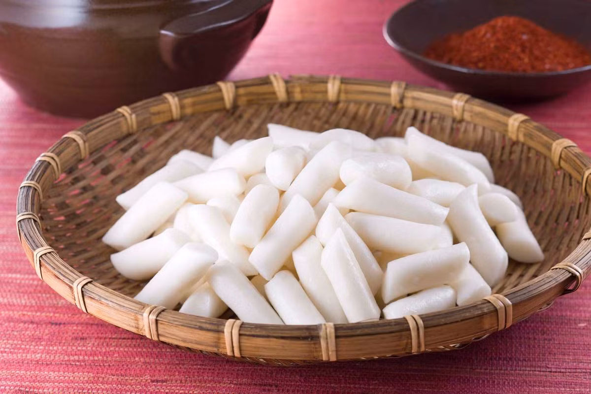 Bánh tteok, Hàn Quốc: Bánh tteok (bánh gạo) là một món bánh truyền thống gắn liền với đời sống của người dân Hàn Quốc trong tất cả các ngày lễ tết và ngày kỷ niệm trong năm. Bánh được làm từ gạo nếp và hấp chín. Bánh có nhiều cách chế biến, nhiều hương vị và hình dáng vô cùng bắt mắt. Ảnh: SweetandtastyTV.