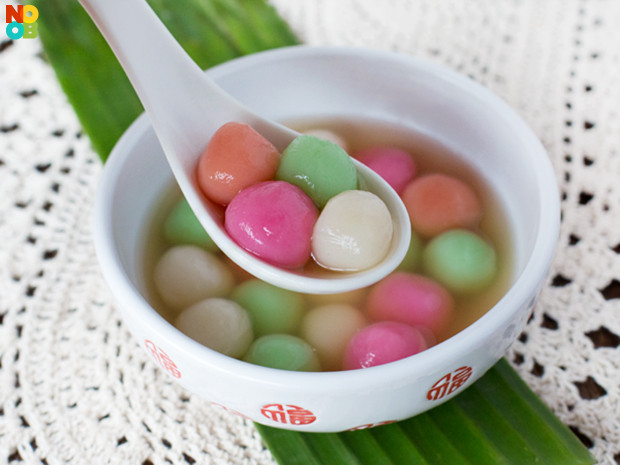 Bánh tang yuan (bánh trôi tàu), Singapore: Ngoài những món ăn từ cá, bánh trôi tàu là món không thể thiếu trong mâm cỗ tết của người Singapore. Bánh làm từ bột gạo và luộc chín, được tạo nhiều màu sắc và có nhiều loại nhân như đậu đỏ, vừng, trà xanh, khoai môn. Ảnh: NOOB.