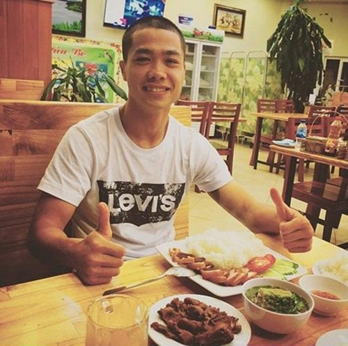 Công Phượng từng được người hâm mộ khen đẹp trai khi cắt tóc, thoát khỏi cảnh phải cài băng đô cho gọn gàng. 