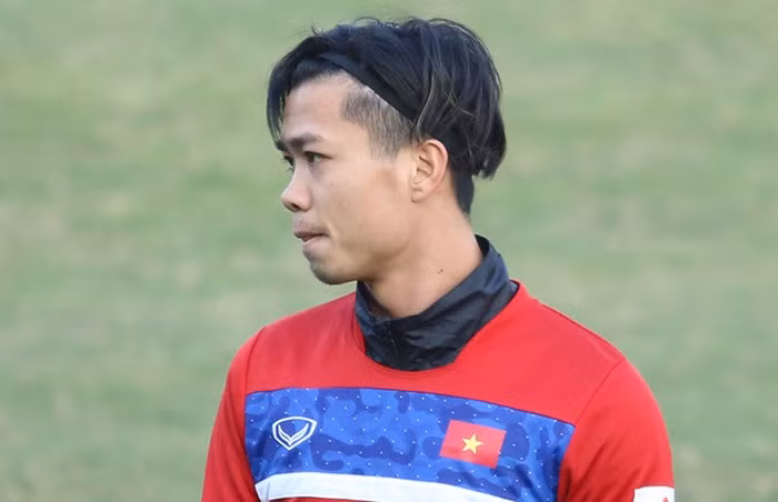 Chàng tiền vệ từng để kiểu tóc dài thượt phải dùng băng đô để cột lại khi thi đấu trên sân. Mái tóc dài của Công Phượng tạo nên nét phong trần cho anh. 