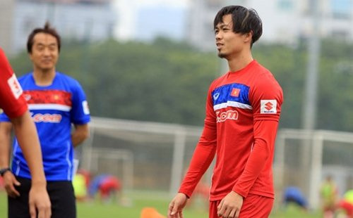 Việc để tóc dài và nuôi râu khiến cầu thủ trông già dặn hơn nhiều so với tuổi thật. 