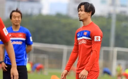 Việc để tóc dài và nuôi râu khiến cầu thủ trông già dặn hơn nhiều so với tuổi thật. 