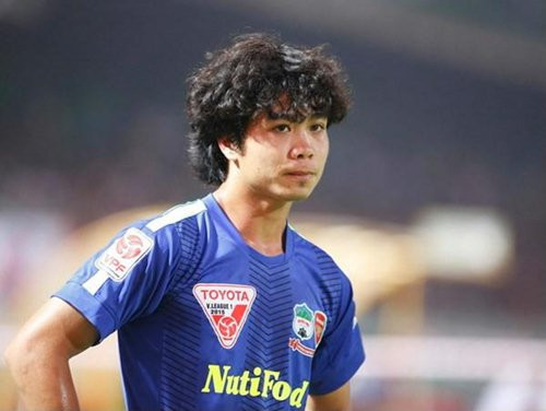 Công Phượng kết thân với tóc xoăn súp lơ từ nhiều năm trước khiến người hâm mộ vô cùng phấn khích. Hay nói như các cầu thủ của HAGL, thì đó là kiểu tóc… mì tôm. Trước đó, những ngày mới nổi lên trong màu áo của U19 Việt Nam cách đây vài năm, Công Phượng để mái tóc khá đơn giản, đó là cắt tém gọn, chải thẳng. Tiền đạo này vẫn nói vui là úp cái nồi lên đầu, rồi mang tông-đơ ra ủi là xong. 