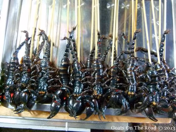 Bọ cạp: Những con bọ cạp lớn, đen xì đáng sợ này đã được phát hiện ở cả Bắc Kinh và Hàng Châu. Tất nhiên với món ăn này đa số du khách chạy mất dép không dám thử. Ảnh: Internet.